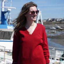 Charger l'image dans la galerie, Pull Femme Rouge Papillon Col V - Berthe Aux Grands Pieds