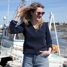 Charger l'image dans la galerie, Pull Femme Panthère Col V - Berthe Aux Grands Pieds